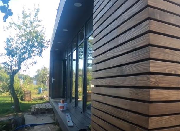 Штукатурка фасада шубой, монтаж планкена из лиственницы.